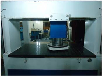 Hệ thống dập cắt vật liệu điều khiển CNC trong ngành giày dép