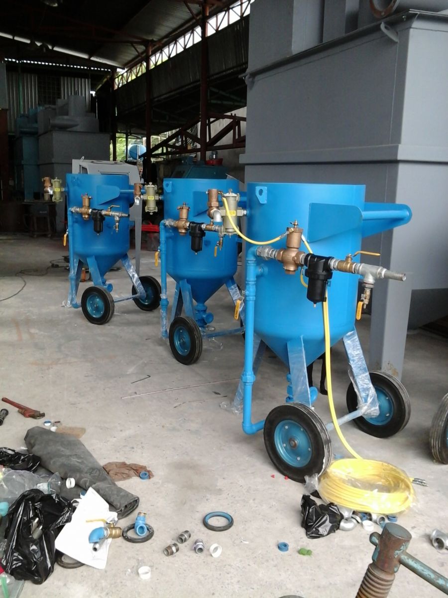 Máy phun cát làm sạch bề mặt kim loại
