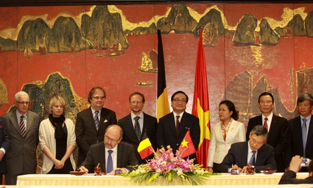 Thứ trưởng Bộ KH&CN Trần Văn Tùng và Ngài Johan Vande Lanotte tại buổi Lễ ký kết 