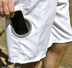 Quần bơi chống thấm nước có “túi khô” đựng đồ vật giá trị