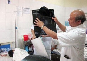 Lần đầu tiên phẫu thuật thay đĩa đệm cột sống thắt lưng