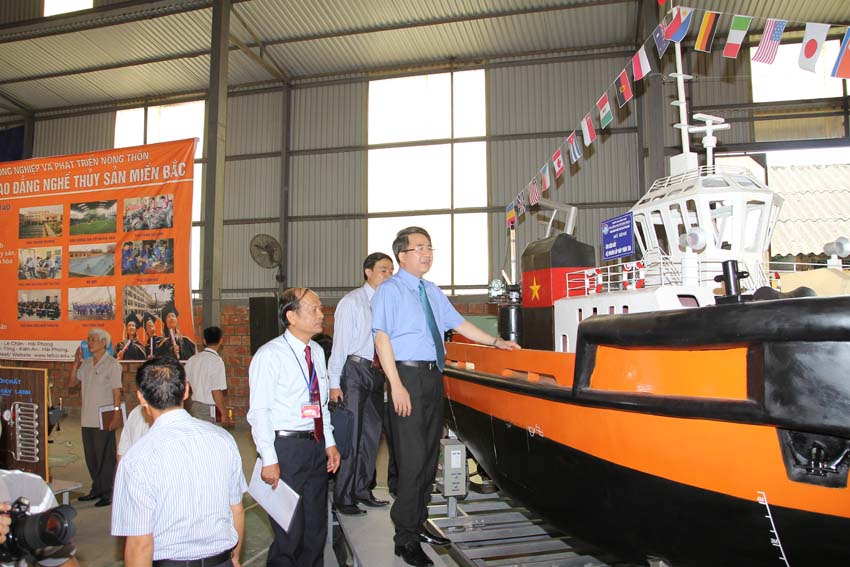 Thăm quan khu trưng bày thiết bị của cuộc thi