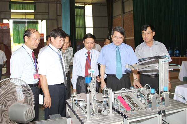 Thăm quan khu trưng bày thiết bị của cuộc thi